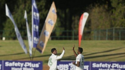 উইকেট শিকারের পর উদযাপন করছেন সাকিব।