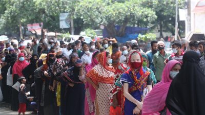 কঠোর লকডাউনের মধ্যে বাজারের চেয়ে কম দামে পণ্য পাওয়ার আশায় করোনা ঝুঁকি নিয়ে টিসিবির ট্রাকের সামনে নিম্ন আয়ের মানুষের দীর্ঘ লাইন।