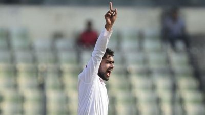দিনের সবচেয়ে বড় উইকেটটি নিয়েছেন মিরাজ।