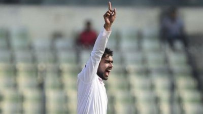 বাবরকে বোল্ড করেছেন মিরাজ।