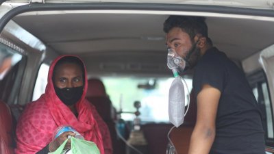 ঢাকা মেডিক্যাল কলেজ হাসপাতালের করোনা ইউনিটে সিট পাবার লড়াই নতুন কিছু নয়। তবে করোনা পরিস্থিতির অবনতিতে সেই লড়াই আরও কঠিন হয়েছে। রাতদিন ২৪ ঘণ্টাই দেশের প্রত্যন্ত অঞ্চল থেকে ছুটে আসছেন করোনা রোগী।