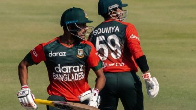 দুই ওপেনারকে হারিয়ে চাপে বাংলাদেশ