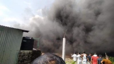 দাউ দাউ করে জ্বলছে আগুন