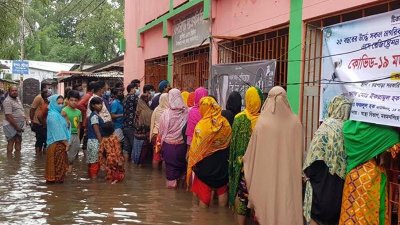 বৃষ্টি উপেক্ষা করে জলাবদ্ধতার মধ্যে দাঁড়িয়ে টিকা নিয়েছে ময়মনসিংহ নগরবাসী