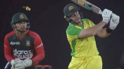 ঝড়ো ইনিংস খেলার পথে ড্যান ক্রিস্টিয়ান।