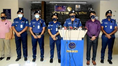 কুষ্টিয়ার পুলিশ সুপার কার্যালয়ে প্রেস ব্রিফিংয়ে পুলিশ সুপার খাইরুল আলম
