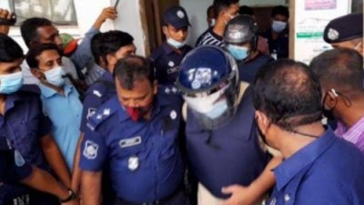 অভিযুক্ত ডিবি সদস্যদের আদালতে তোলার দৃশ্য (ফাইল ছবি)