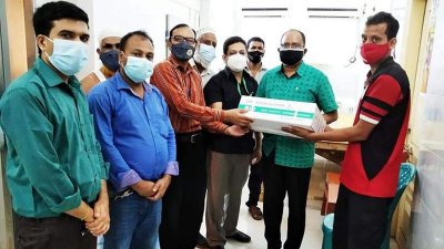 সিভিল সার্জন সেখ ফজলে রাব্বি টিকাগুলো গ্রহণ করেন