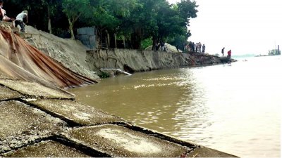 বাঁধের প্রায় ৪০ মিটার ব্লক গড়াই নদীতে বিলীন হয় গেছে