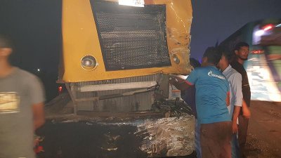 বন্দরে রোড কাটার গাড়ির সঙ্গে মিনিবাসের সংঘর্ষে দুই নারীসহ তিন শ্রমিক নিহত