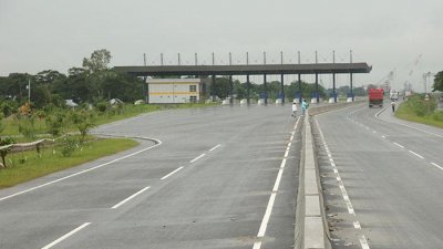 ঢাকা-মাওয়া মহাসড়কে নির্মাণাধীন টোল প্লাজা