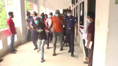 গণমাধ্যমকর্মীদের দিকে স্যান্ডেল তোলেন আসামি
