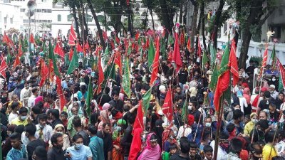 নিষেধাজ্ঞা ভেঙে সড়কে তাজিয়া মিছিল। ছবি: সাজ্জাদ হোসেন