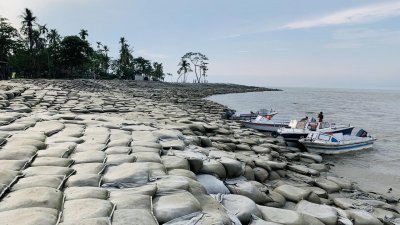হাতিয়ায় স্থানীয়রাই টাকা তুলে ঠেকাচ্ছেন নদীভাঙন