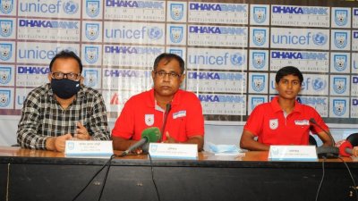 কোচ গোলাম রব্বানী ছোটনের (মাঝে) পাশে অধিনায়ক সাবিনা খাতুন