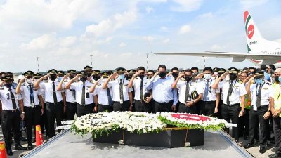 সারিবদ্ধভাবে দাঁড়িয়ে শ্রদ্ধা জানাচ্ছেন নওশাদের সহকর্মীরা। ছবি: সাজ্জাদ হোসেন
