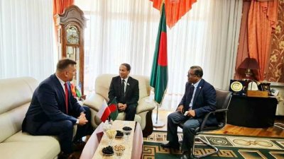 বাংলাদেশের রাষ্ট্রদূত মো. জাহাঙ্গীর আলমের সঙ্গে পোল্যান্ডের রাষ্ট্রদূত রাডসটাউ গ্রুক