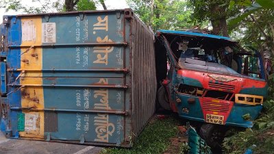 দুর্ঘটনাকবলিত কার্গো ও বাস