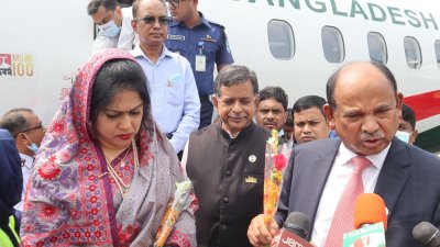 সৈয়দপুর-কক্সবাজার রুটে বিমানের ফ্লাইট চালুর উদ্বোধনী অনুষ্ঠানে সস্ত্রীক রেলপথ মন্ত্রী নুরুল ইসলাম সুজন এবং বেসামরিক বিমান পরিবহন ও পর্যটন প্রতিমন্ত্রী মো. মাহবুব আলী (ছবি: সংগৃহীত)