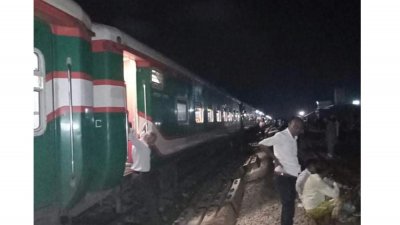 ব্রাহ্মণবাড়িয়ায় আটকে পড়া ট্রেন