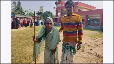 ভোটকেন্দ্রে প্রবীণ ভোটার ধলি বেওয়া