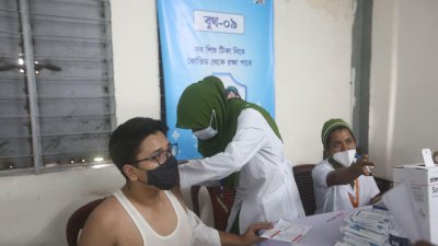 টিকা নিচ্ছেন এক শিক্ষার্থী