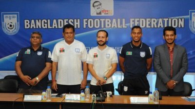 সংবাদ সম্মেলনে বাফুফের কর্মকর্তাদের সঙ্গে কোচ মারিও লেমস ও জামাল ভূঁইয়া।