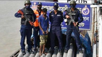 মোংলায় ৪০ লাখ টাকার চোরাই পণ্যসহ যুবক আটক
