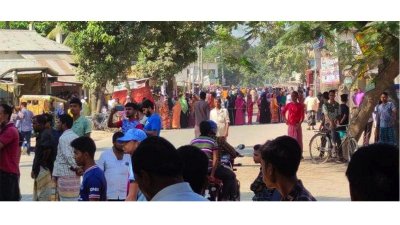 আব্দুল হক ব্যাপারীর সমর্থকরা সড়ক অবরোধ করেন
