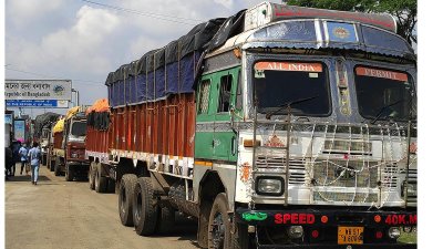বেনাপোল স্থলবন্দরে পণ্যবাহী ট্রাক