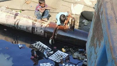 পদ্মায় ভাসতে থাকা তেল-মবিল সংগ্রহ করছে শিশুরা
