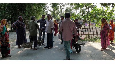 মামলার কথা শুনে রুবেলের বাড়ির সামনে স্থানীয় জনতা