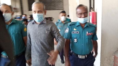 কারাগার থেকে আদালতে আনা হয়েছে বাবুল চিশতীকে (ছবি: মেহেদী হাছান জয়)