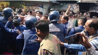 বেলা সাড়ে ১১টার দিকে গণ অনশনে লাঠিচার্জ করে পুলিশ