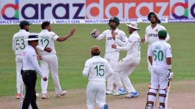 ওপেনিং জুটি ভেঙেছেন তাইজুল।