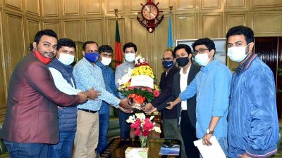 নতুন কমিটিকে ফুলেল শুভেচ্ছা জানাচ্ছেন মেয়র তাপস