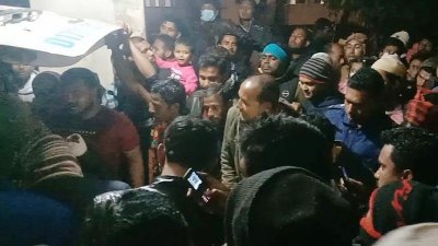 আহতদের অ্যাম্বুলেন্সে বিভিন্ন হাসপাতালে নেওয়া হয়