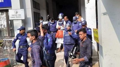 আদালত প্রাঙ্গণে মামুনুল হক