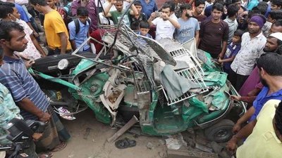 চট্টগ্রামের ঝাউতলা রেলক্রসিংয়ে ৪ ডিসেম্বর ট্রেনের সঙ্গে তিন গাড়ির সংঘর্ষ ঘটে (ছবি: সংগৃহীত)