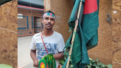 ঘুরে ঘুরে পতাকা বিক্রি করেন রিপন