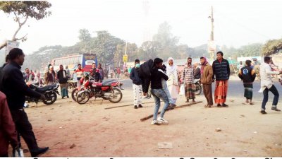 আহত একজনকে হাসপাতালে নেওয়া হচ্ছে