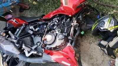 দুর্ঘটনাকবলিত মোটরসাইকেল