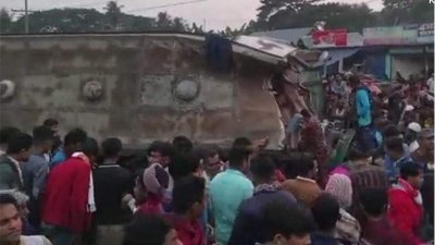 উল্টে যাওয়া বাসের পাশে স্থানীয়দের ভিড়