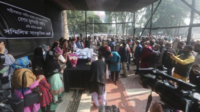 বেগম মুশতারী শফীকে ফুলেল শ্রদ্ধা জানিয়েছেন সর্বস্তরের মানুষ (ছবি: নাসিরুল ইসলাম)