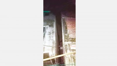 হেলে পড়া ভবনের একাংশ