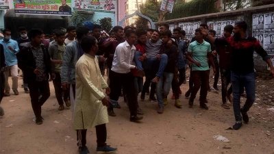 আহত একজনকে হাসপাতালে নিয়ে যাচ্ছেন নেতাকর্মীরা
