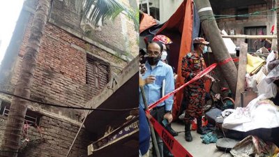 চট্টগ্রাম নগরীর মাঝিরঘাট এলাকায় খাল খননের সময় হেলে পড়ে তিন তলা ভবন