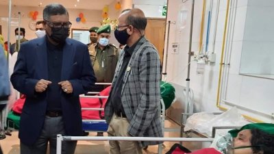 দগ্ধদের দেখতে হাসপাতালে স্বাস্থ্যমন্ত্রী