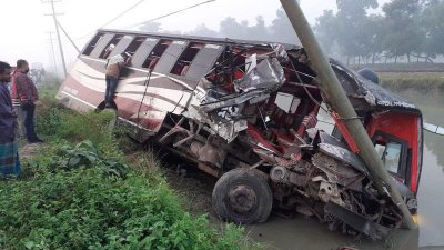 দুর্ঘটনায় বাসটি পাশের খালে গিয়ে পড়েছে