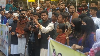 মানববন্ধনে বক্তব্য রাখছেন নুরুল হক নুর